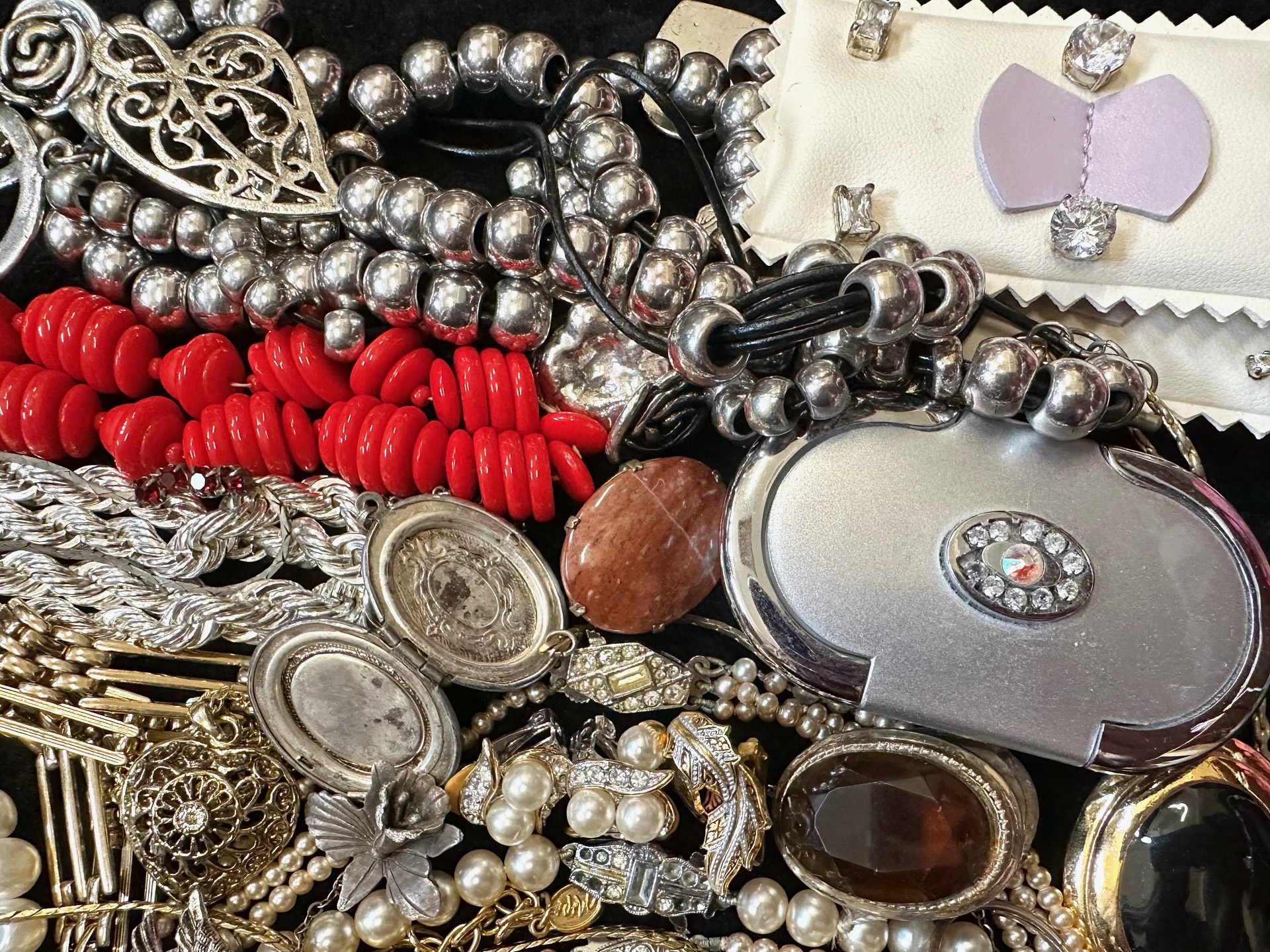 A Collection of Vintage Costume Jewellery to include beads, rings, necklaces, rings, bracelets etc - Image 4 of 4