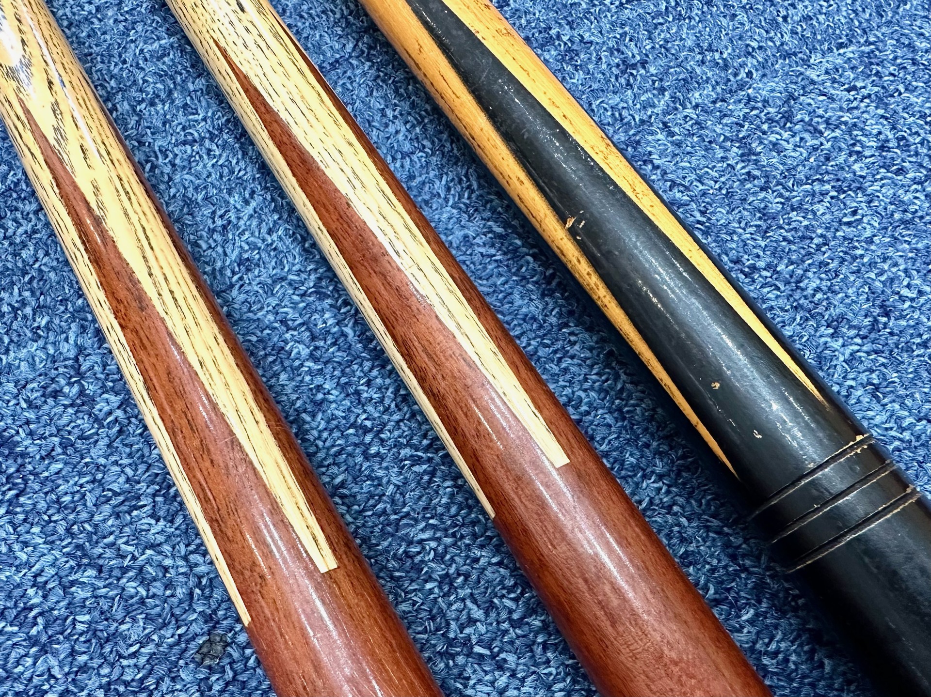 Two One Piece Snooker Cues, Brittania Cues England. Together with a early 20th century Spider. - Bild 2 aus 3