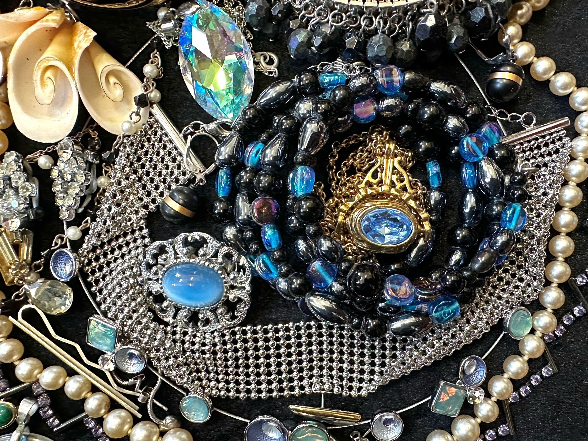 A Collection of Vintage Costume Jewellery to include necklaces, pearls, brooches, gold tone - Image 5 of 5