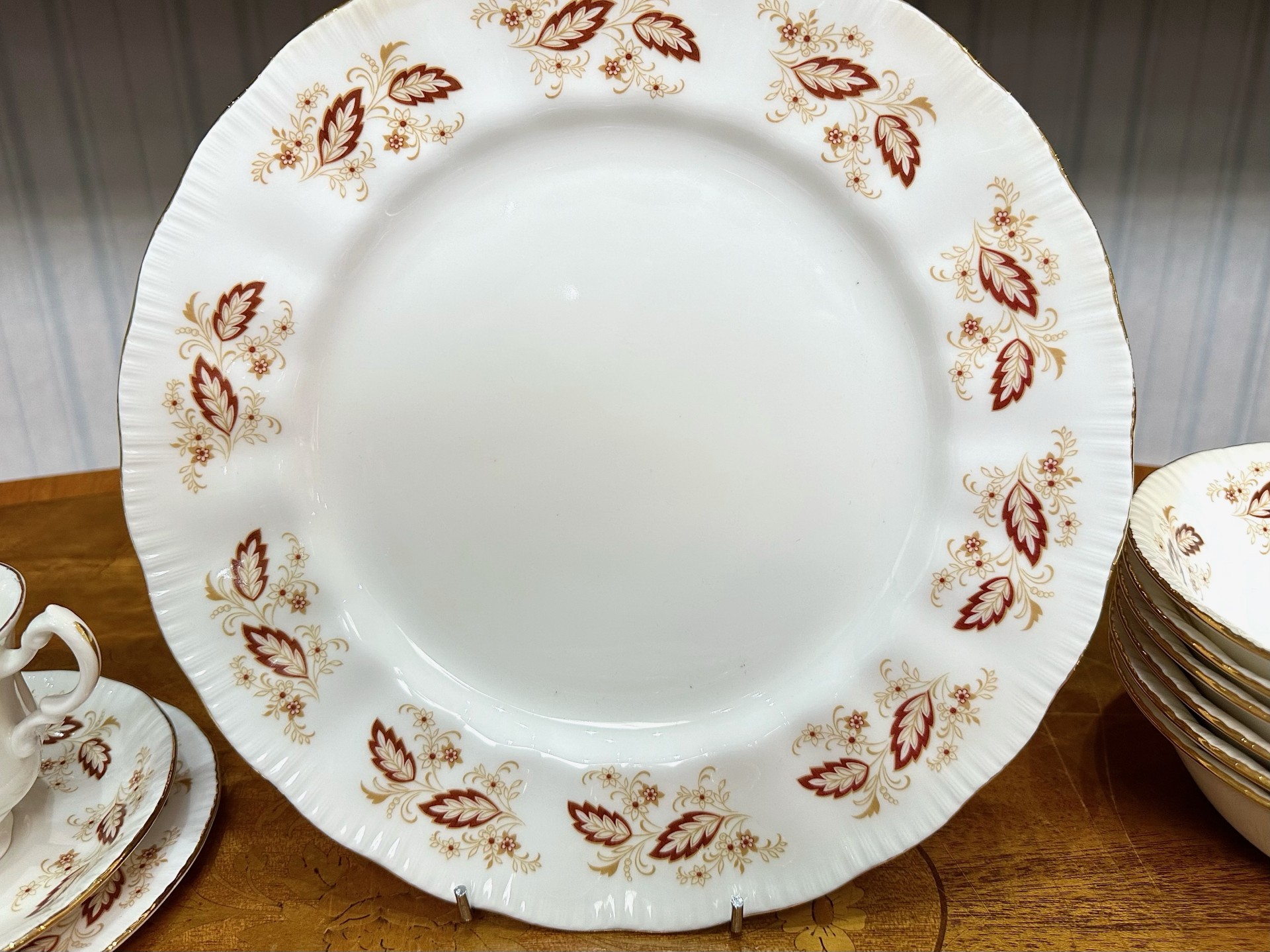 Royal Kent Bone China Set, comprising six cups, saucers and side plates, six dinner plates, and - Bild 4 aus 4