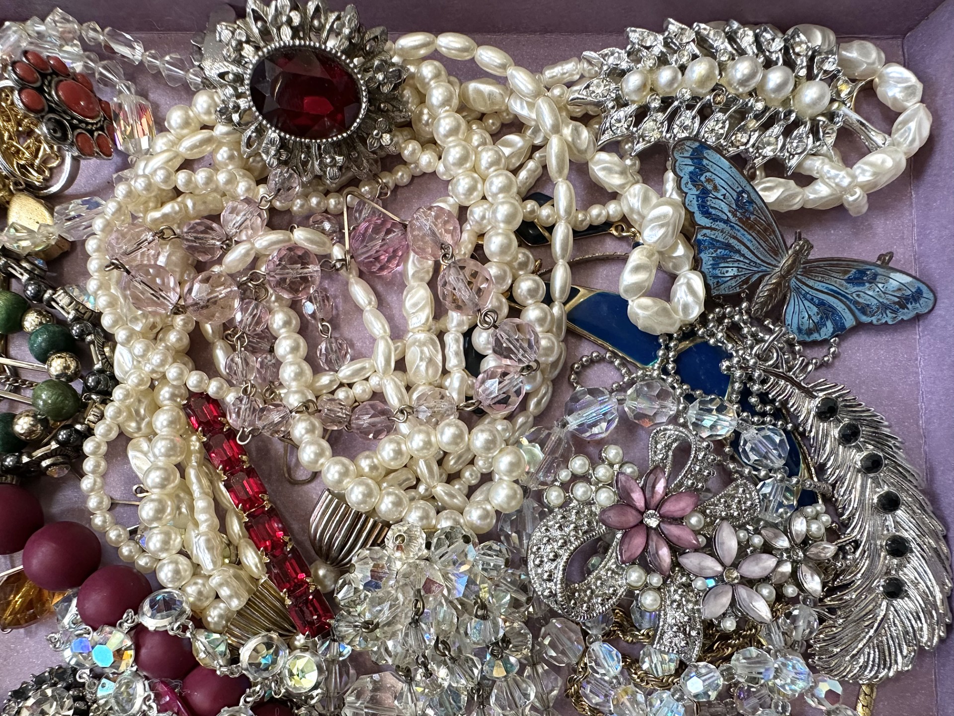 Collection of Costume Jewellery, comprising bracelets, brooches, necklaces, beads, earrings, etc. - Image 4 of 4