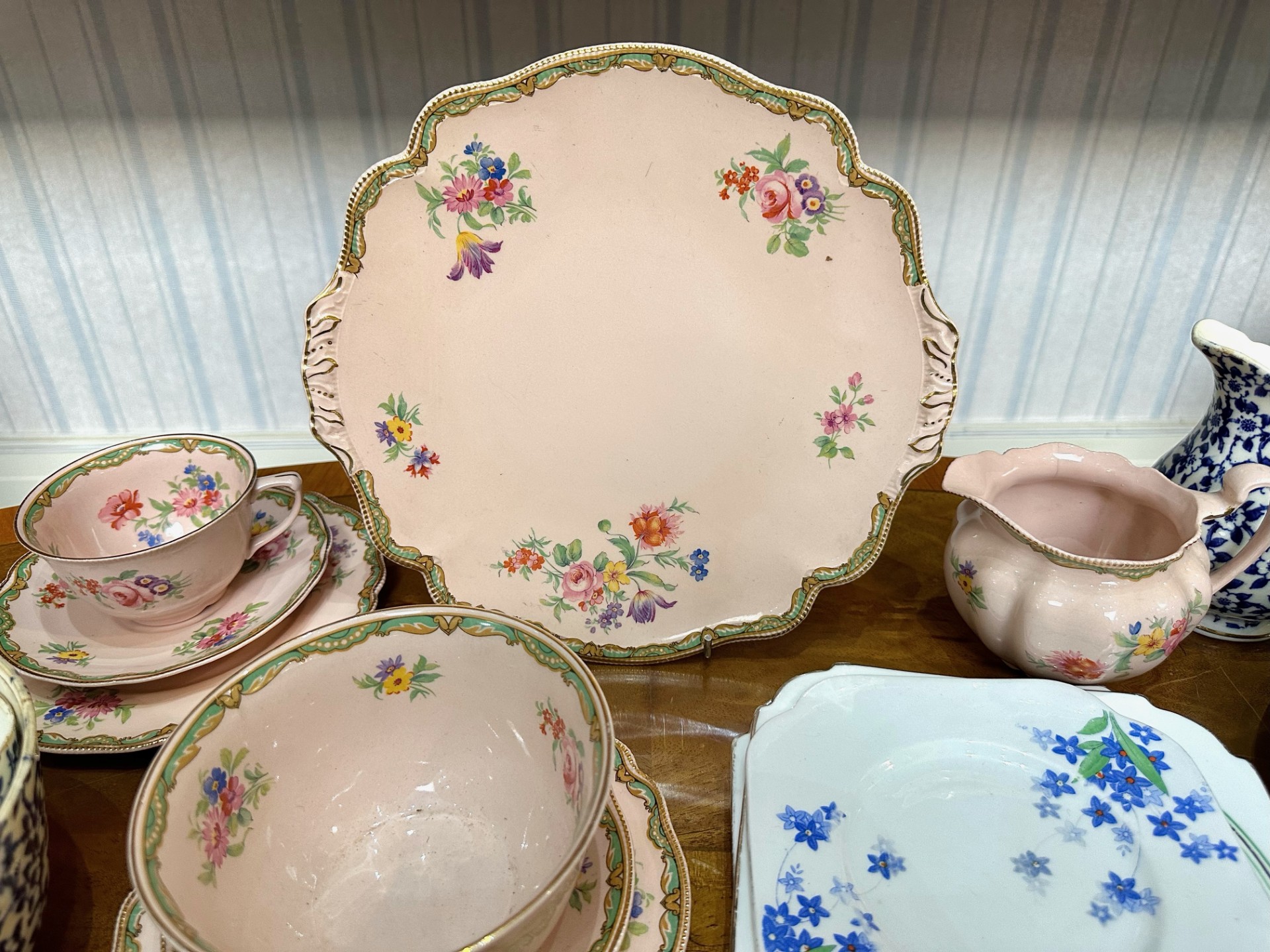 Box of Decorative Vintage China, comprising a pink floral Johnson Bros 'Rosedawn' tea set with - Bild 2 aus 4