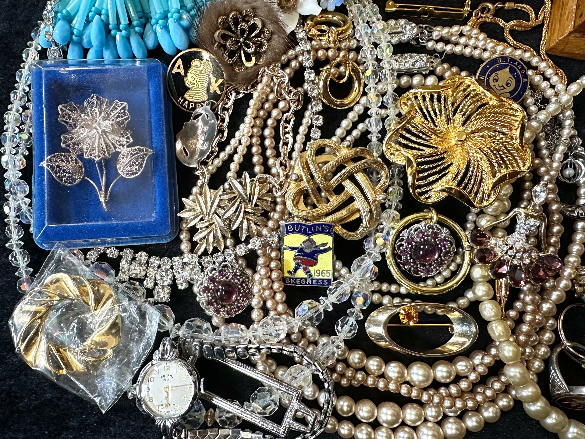 Collection of Vintage Costume Jewellery, comprising crystal necklaces, pearls, bangles, coloured - Image 4 of 4
