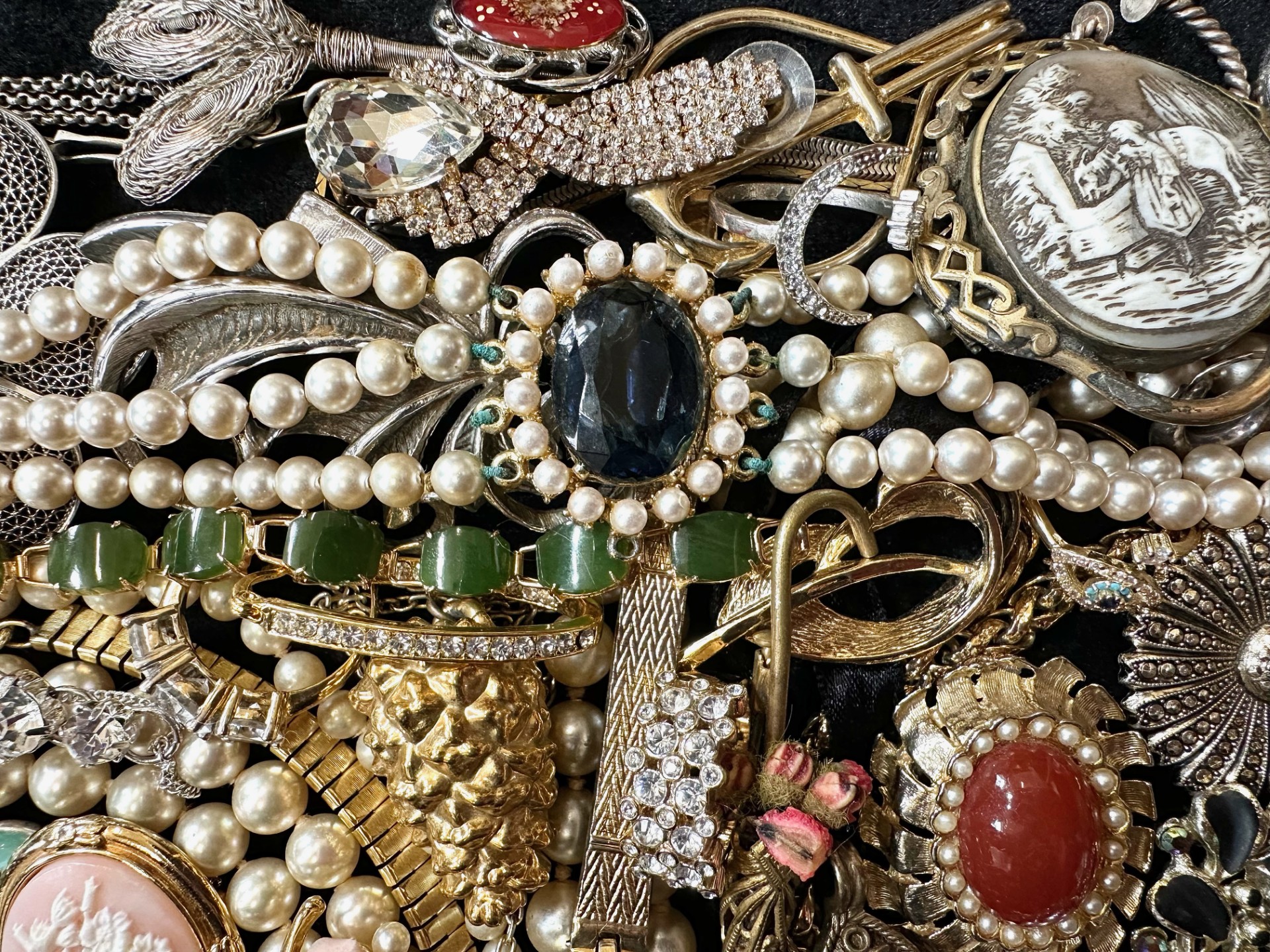 Collection of Quality Costume Jewellery, including pearls, necklaces, chains, bracelets, pendants, - Image 4 of 4