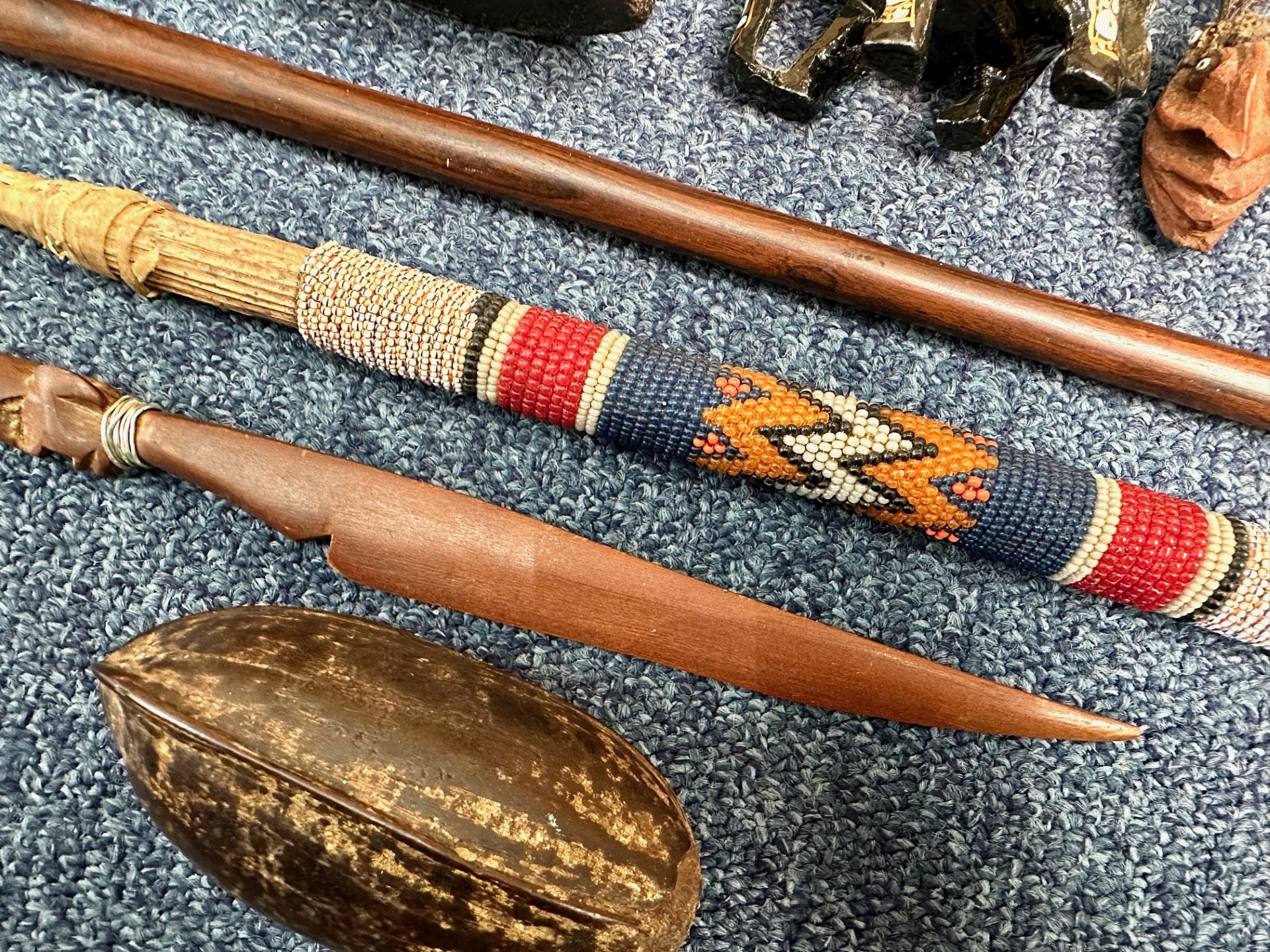 Collection of Tribal Items, including a finger piano, flint axe head, horn, carved figures, bone - Bild 3 aus 3