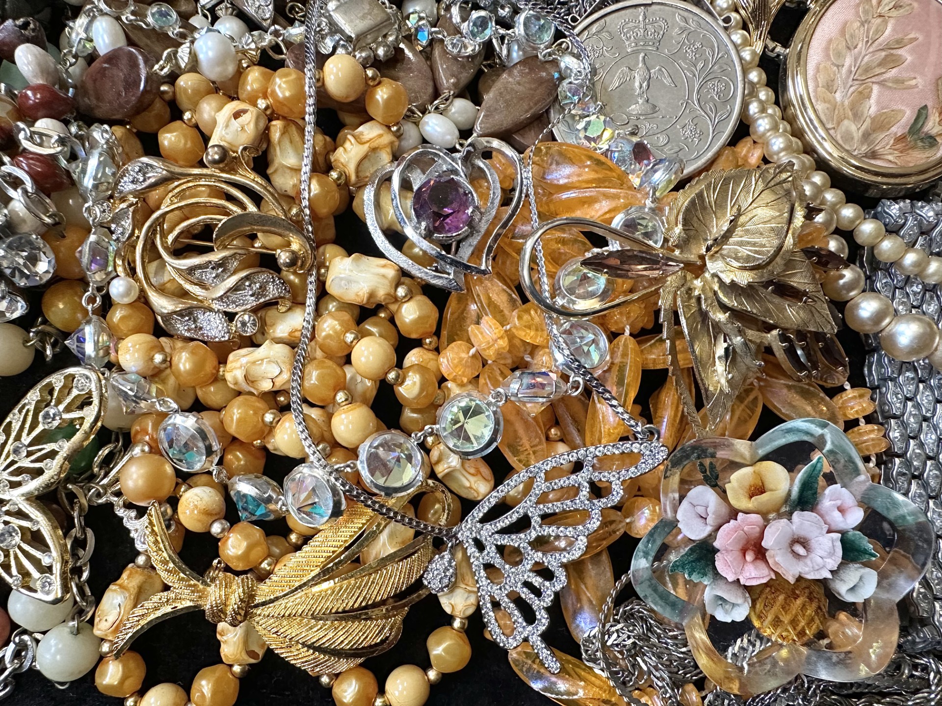 Box of Vintage Costume Jewellery, including brooches, beads, shell necklaces, pendants, watches, - Image 3 of 3