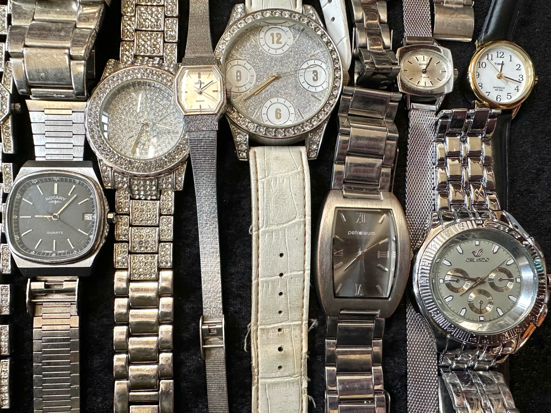 Large Collection of Wrist Watches. gents and ladies watches, lots of different makes and models. - Image 4 of 4
