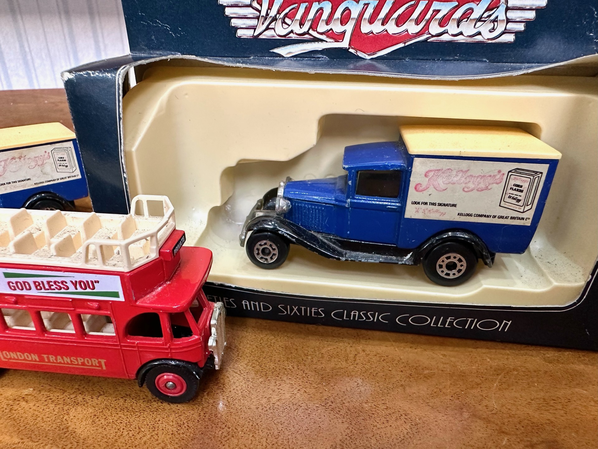 Collection of Model Cars, including Pandoro van money box, a Weetabix lorry, London Transport red - Bild 4 aus 5