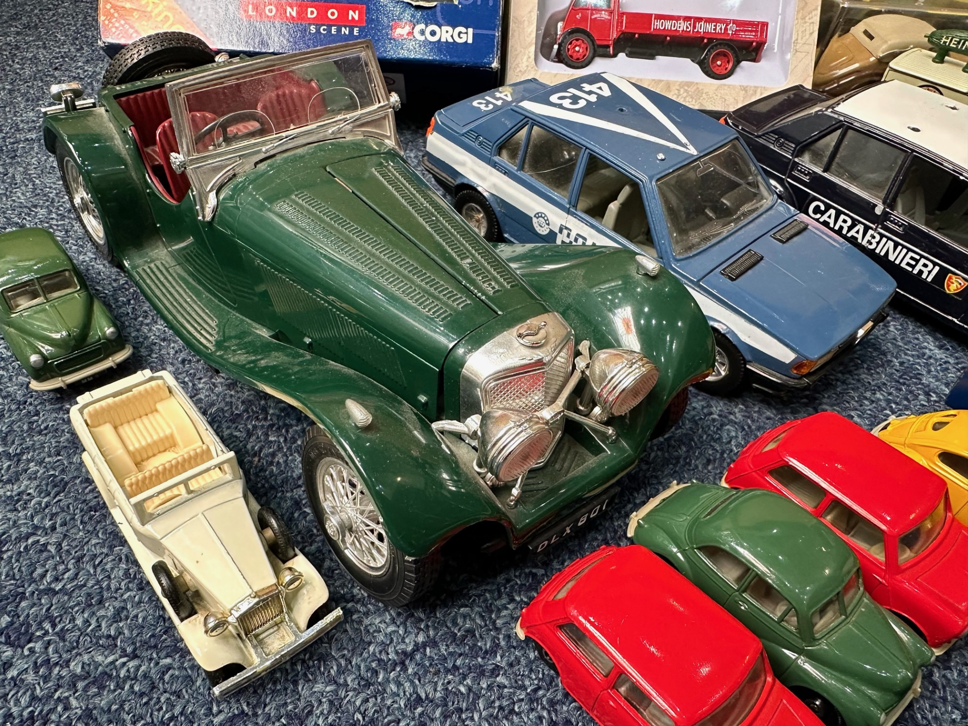 A Collection of Loose and Boxed Cars to include Corgi The London Scene, Cooper Tires 1947 Ford Sedan - Bild 4 aus 5
