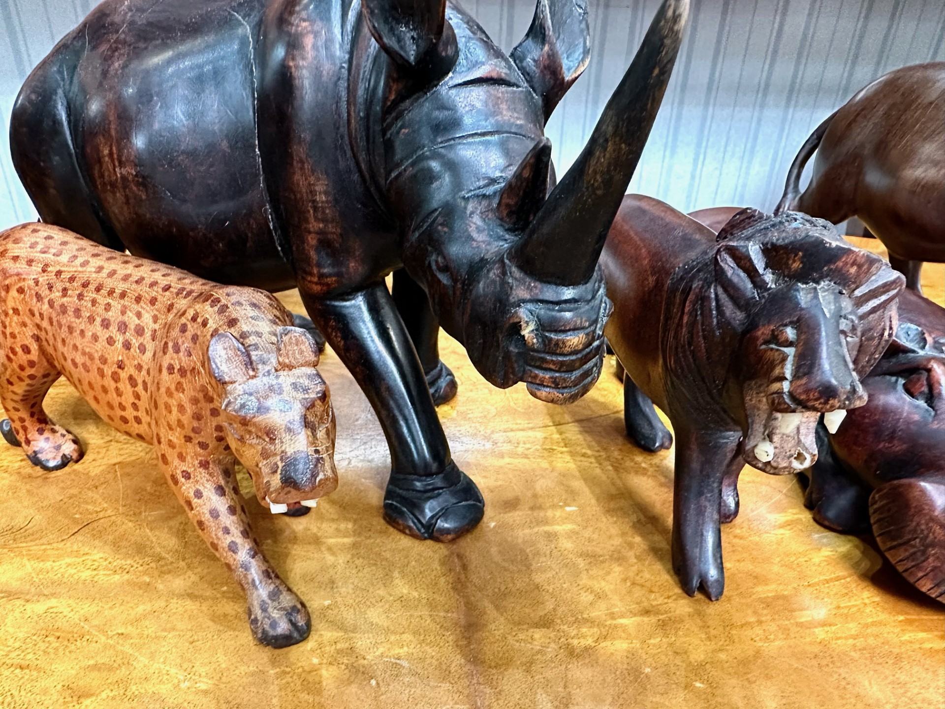 A Collection of Wooden Wildlife Animal Figures (5) in total. To include elephant, rhino, cheetah, - Image 3 of 4