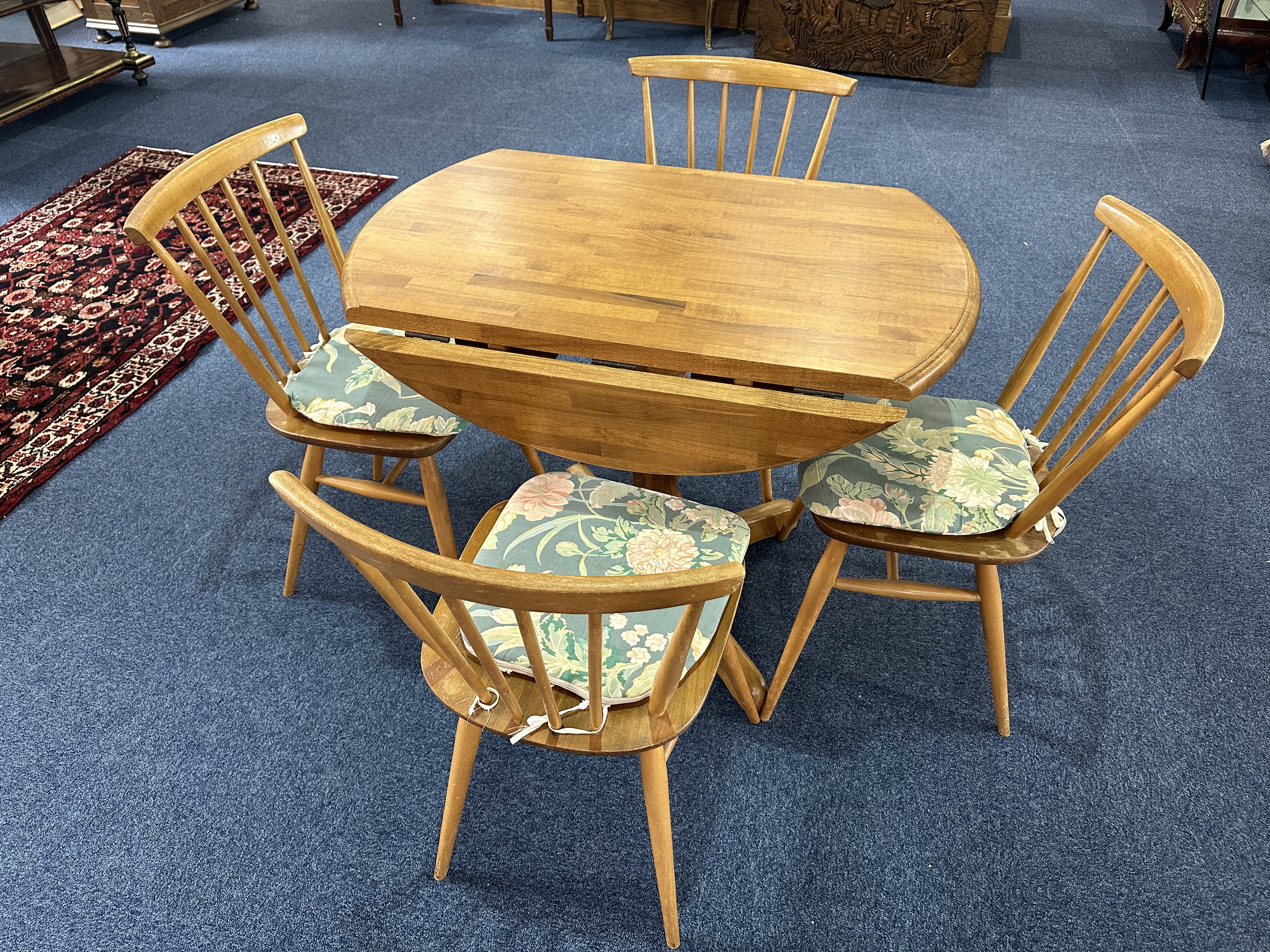 Ercol Small Kitchen Table, drop leaf, central pedestal, and Four Spindle Back Chairs with padded - Bild 2 aus 2