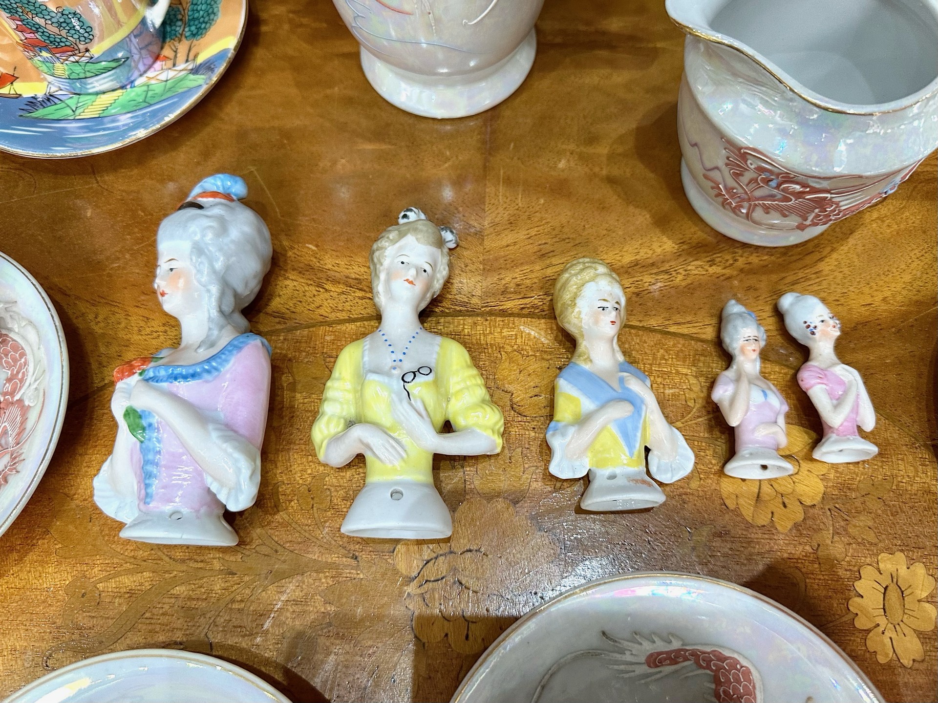 Box of Assorted Porcelain, comprising an Oriental part tea set, decorated with dragons, including - Image 4 of 4