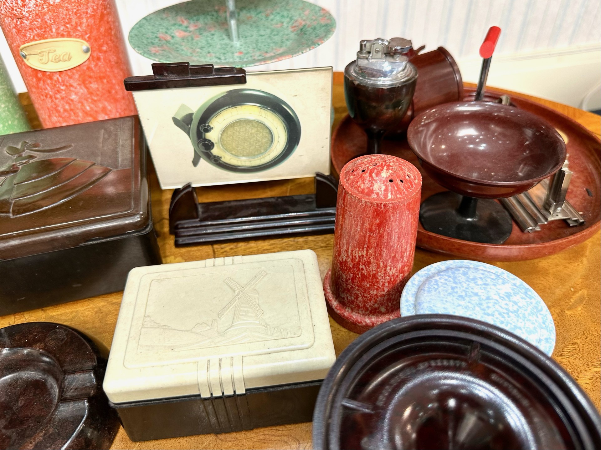 Collection of Vintage Bakelite Items, comprising a three tier cake plate, two cannisters, - Image 4 of 4