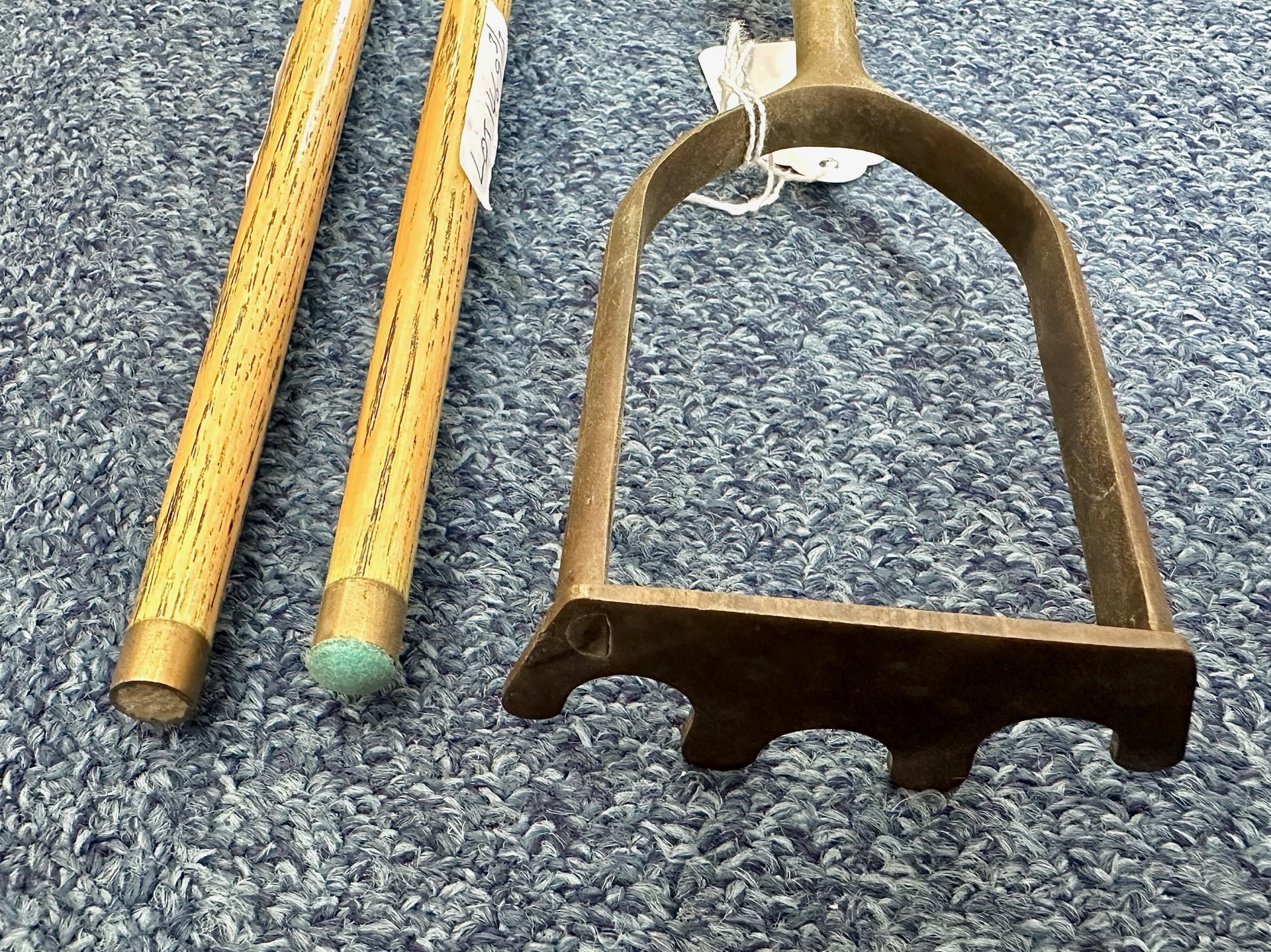 Two One Piece Snooker Cues, Brittania Cues England. Together with a early 20th century Spider. - Bild 3 aus 3
