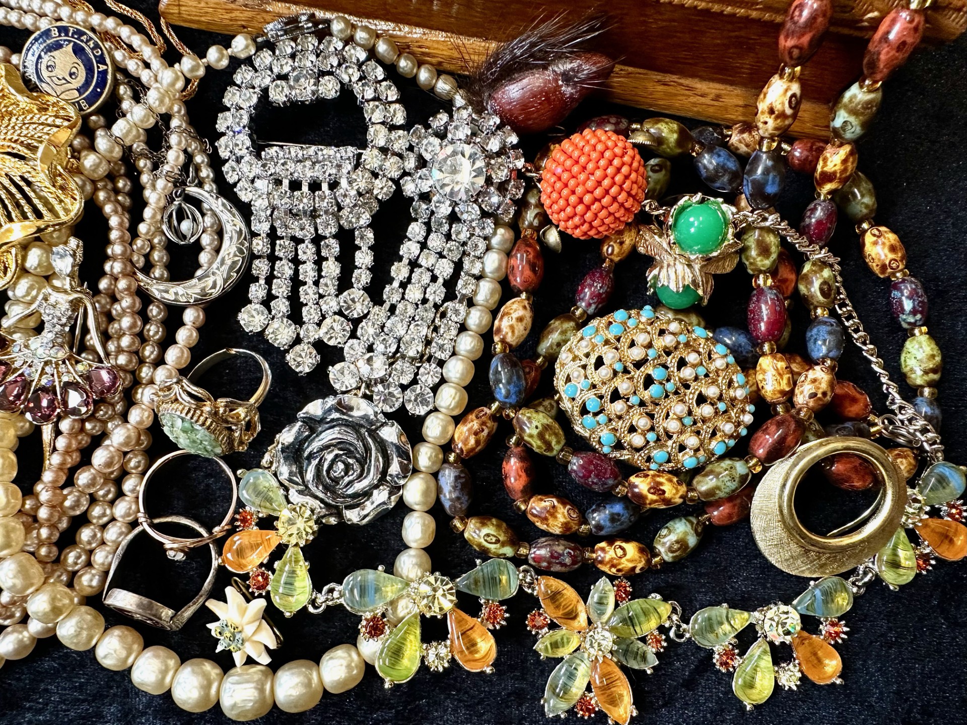 Collection of Vintage Costume Jewellery, comprising crystal necklaces, pearls, bangles, coloured - Image 3 of 4