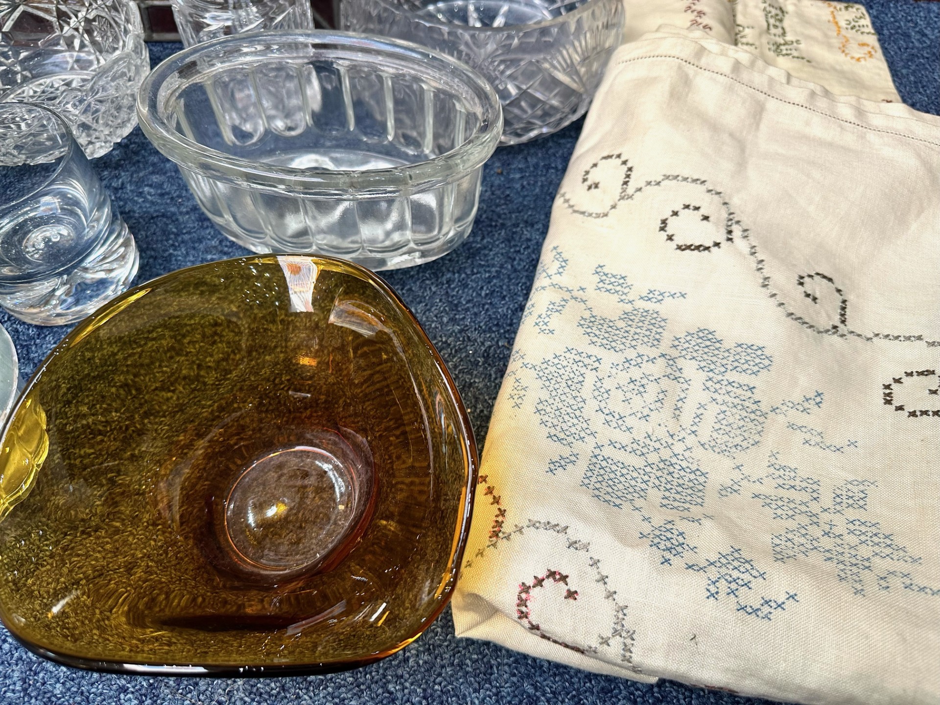 Collection of Vintage Glassware, including jelly moulds, stained glass edged mirror, bowls, lidded - Image 2 of 3