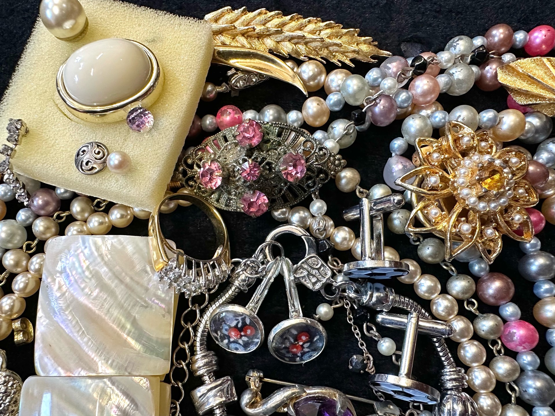 A Collection of Vintage Costume Jewellery to include necklaces, pearls, brooches, gold tone - Image 4 of 5