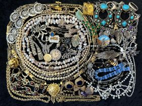 Collection of Quality Costume Jewellery, including pearls, necklaces, chains, bracelets, pendants,