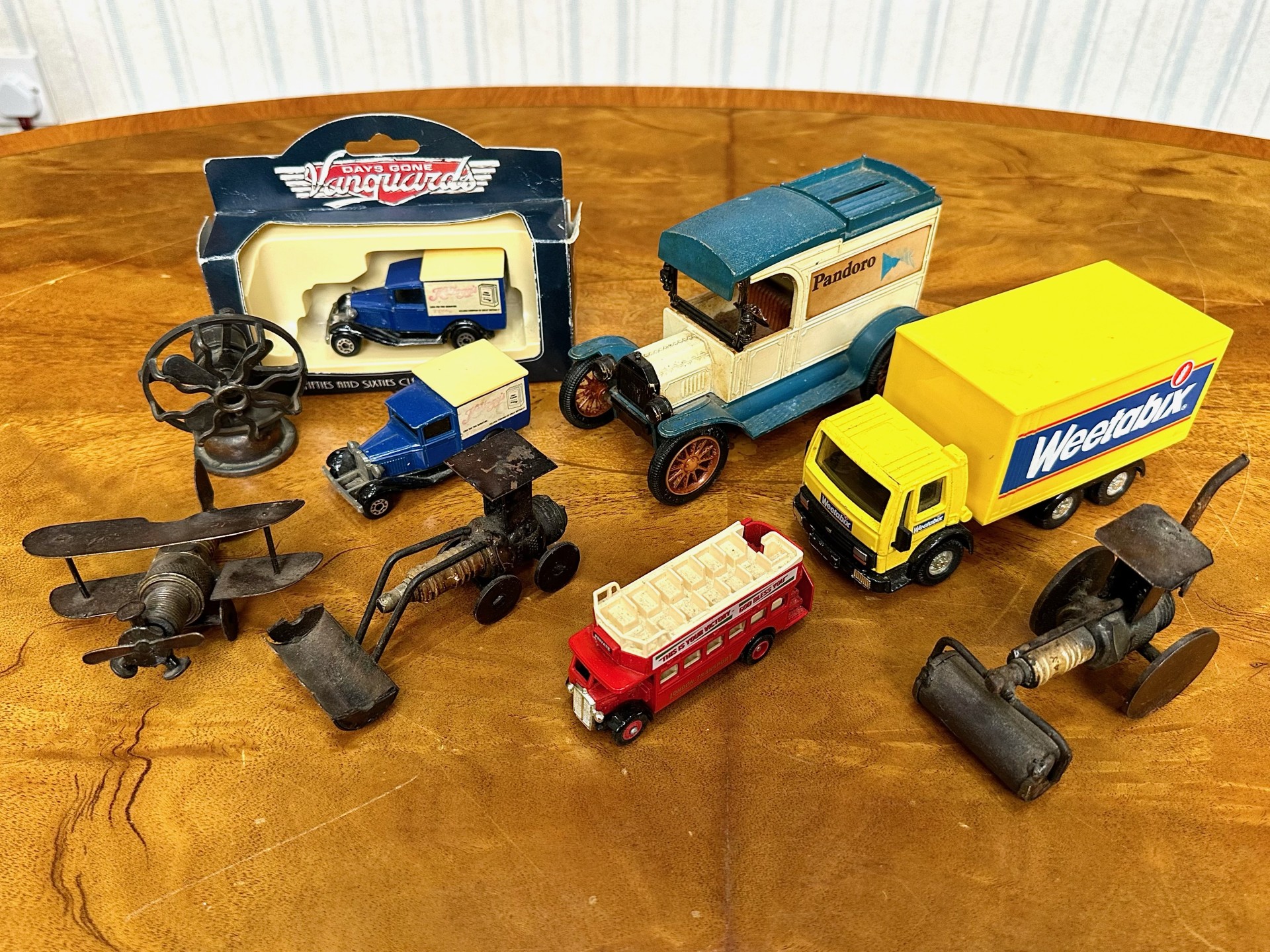 Collection of Model Cars, including Pandoro van money box, a Weetabix lorry, London Transport red - Bild 2 aus 5