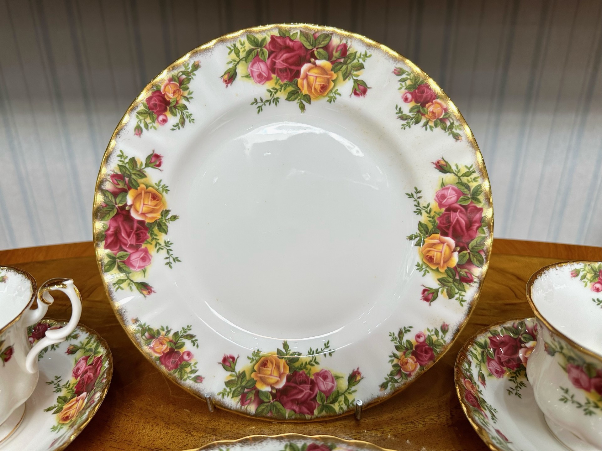 Royal Albert 'Old Country Roses' Set, comprising four cups, four saucers and six sandwich/cake - Bild 4 aus 4
