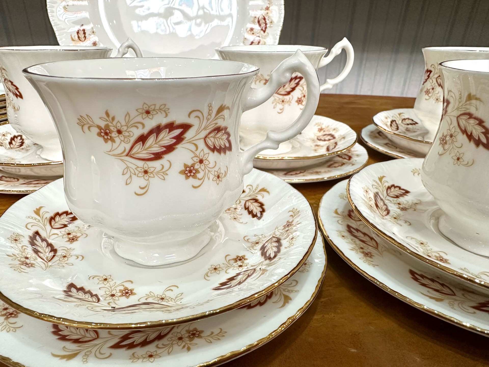 Royal Kent Bone China Set, comprising six cups, saucers and side plates, six dinner plates, and - Bild 2 aus 4