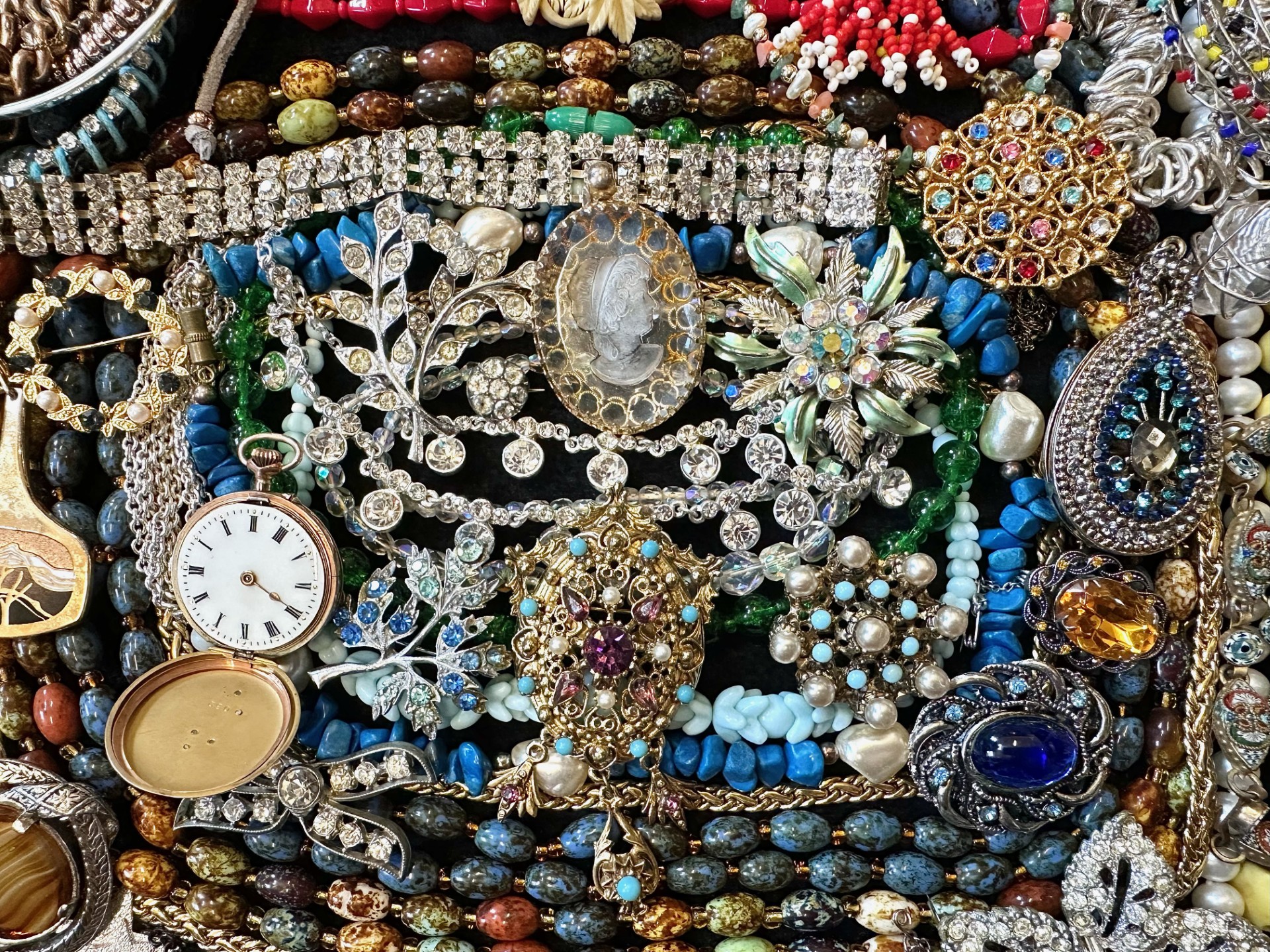 Large collection of costume jewellery. mixed lot - includes necklaces, beads, rings, Seiko watch, - Bild 2 aus 4