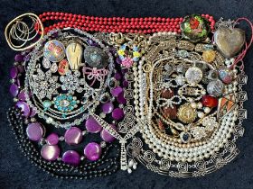 Collection of Vintage Costume Jewellery, comprising beads, pearls, pendants, brooches, earrings,