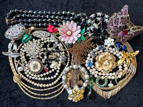 A Collection of Vintage Costume Jewellery to include necklaces, pearls, brooches, gold tone