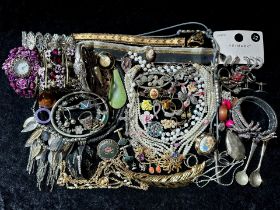 A Collection of Vintage Costume Jewellery to include necklaces, pearls, brooches, gold tone