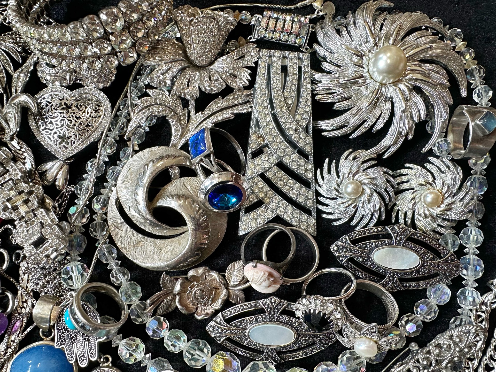 Box of Quality Vintage Costume Jewellery, including chains, pendants, bracelets, bangles, - Image 2 of 3