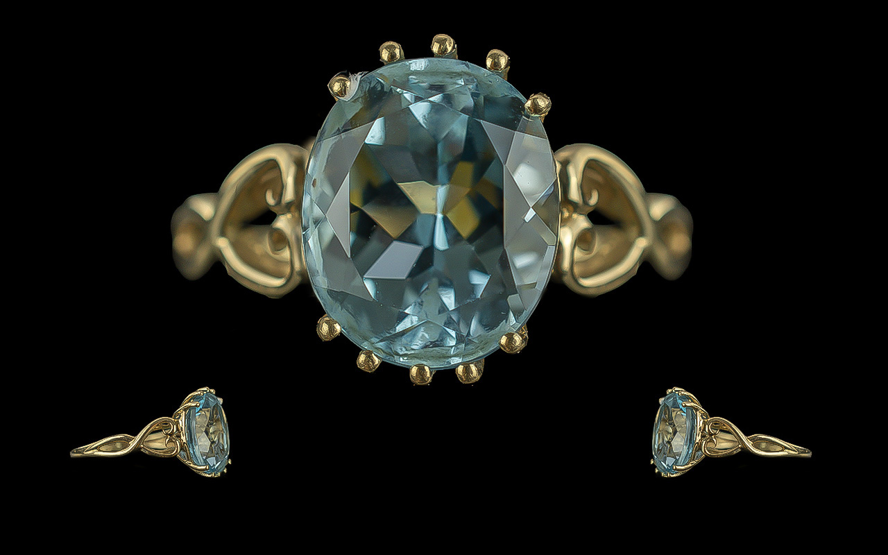 Ladies Attractive 9ct Gold Single Stone Aquamarine Set Ring. Double heart shaped shank setting.