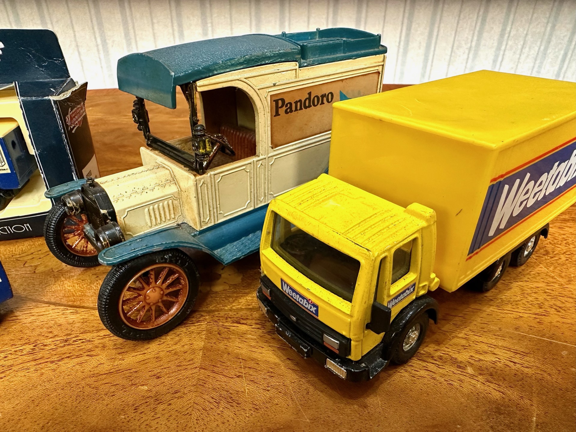 Collection of Model Cars, including Pandoro van money box, a Weetabix lorry, London Transport red - Bild 3 aus 5