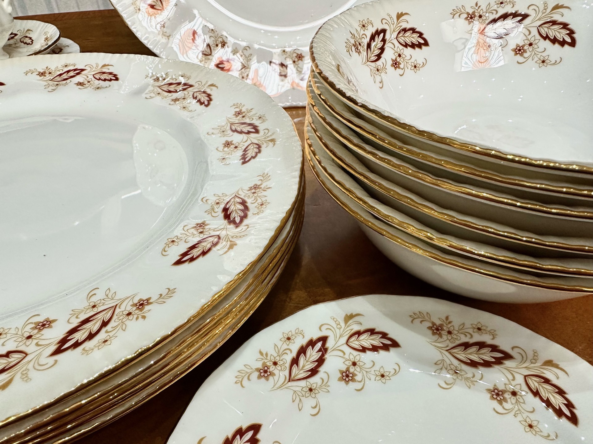 Royal Kent Bone China Set, comprising six cups, saucers and side plates, six dinner plates, and - Bild 3 aus 4