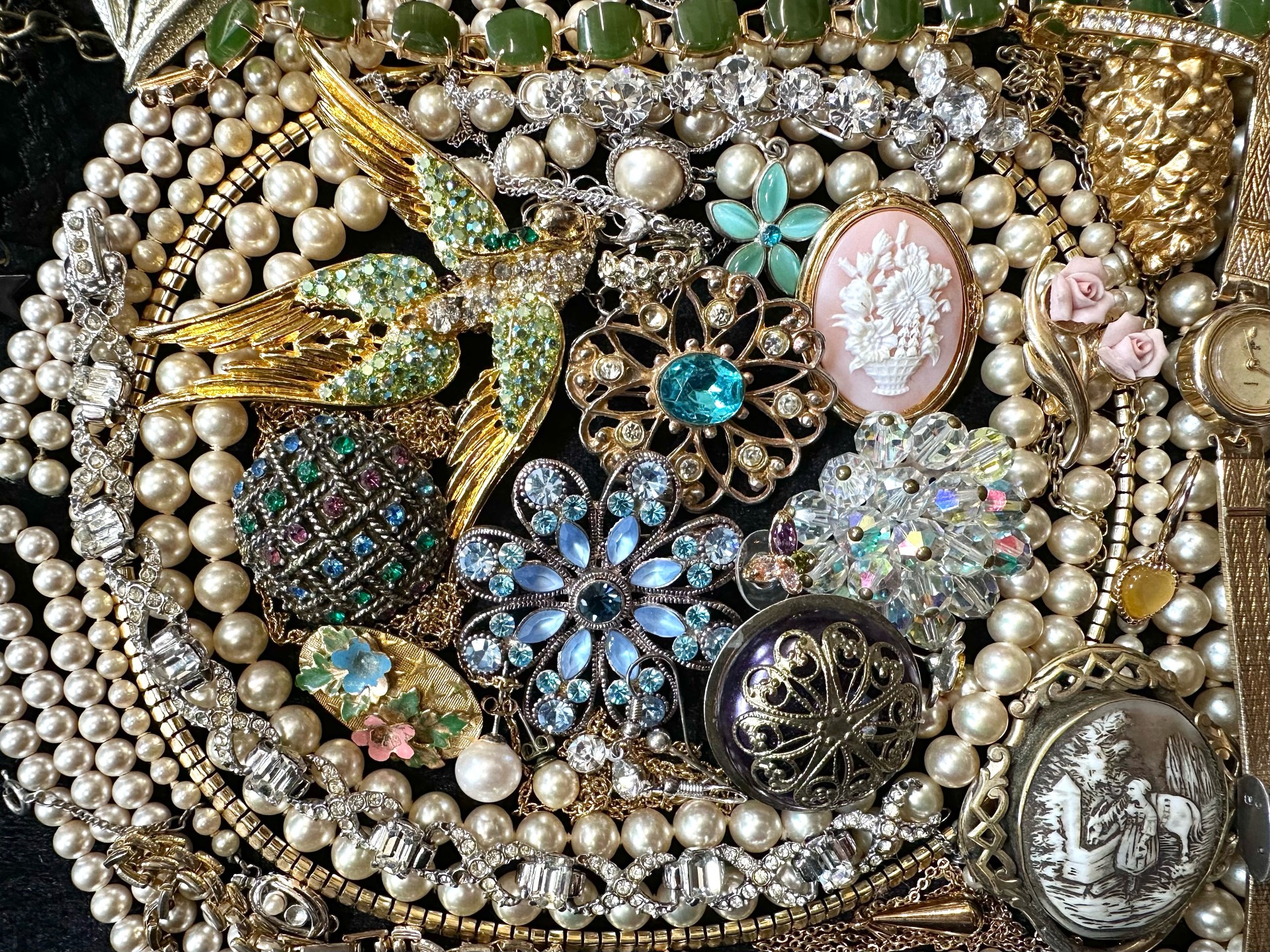 Collection of Quality Costume Jewellery, including pearls, necklaces, chains, bracelets, pendants, - Image 2 of 4