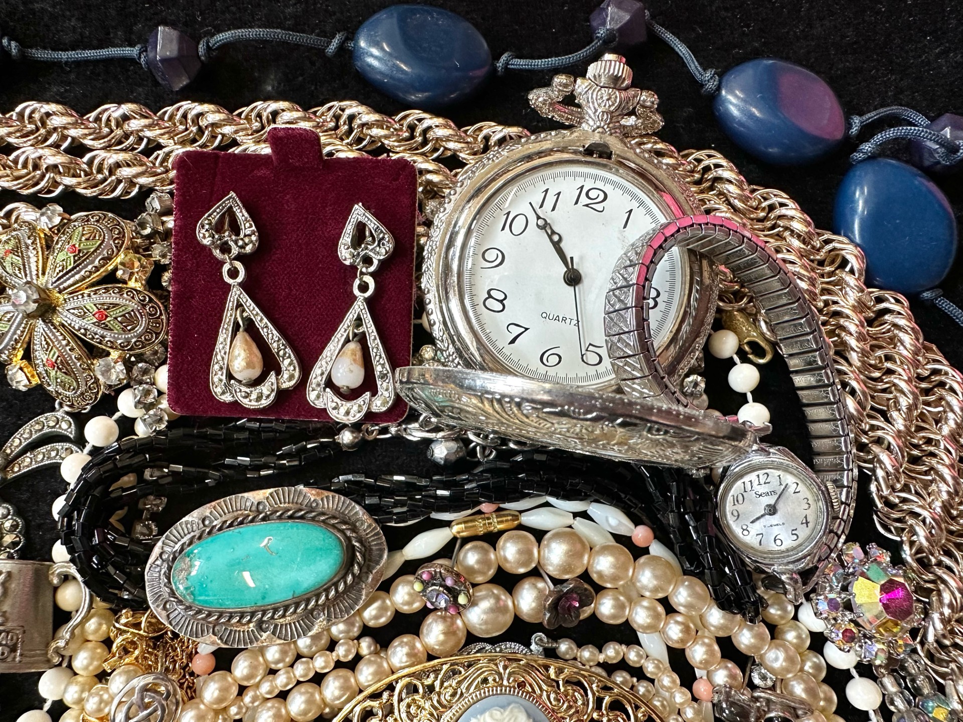 A Collection of Vintage Costume Jewellery to include beads, rings, necklaces, rings, bracelets etc - Image 3 of 4