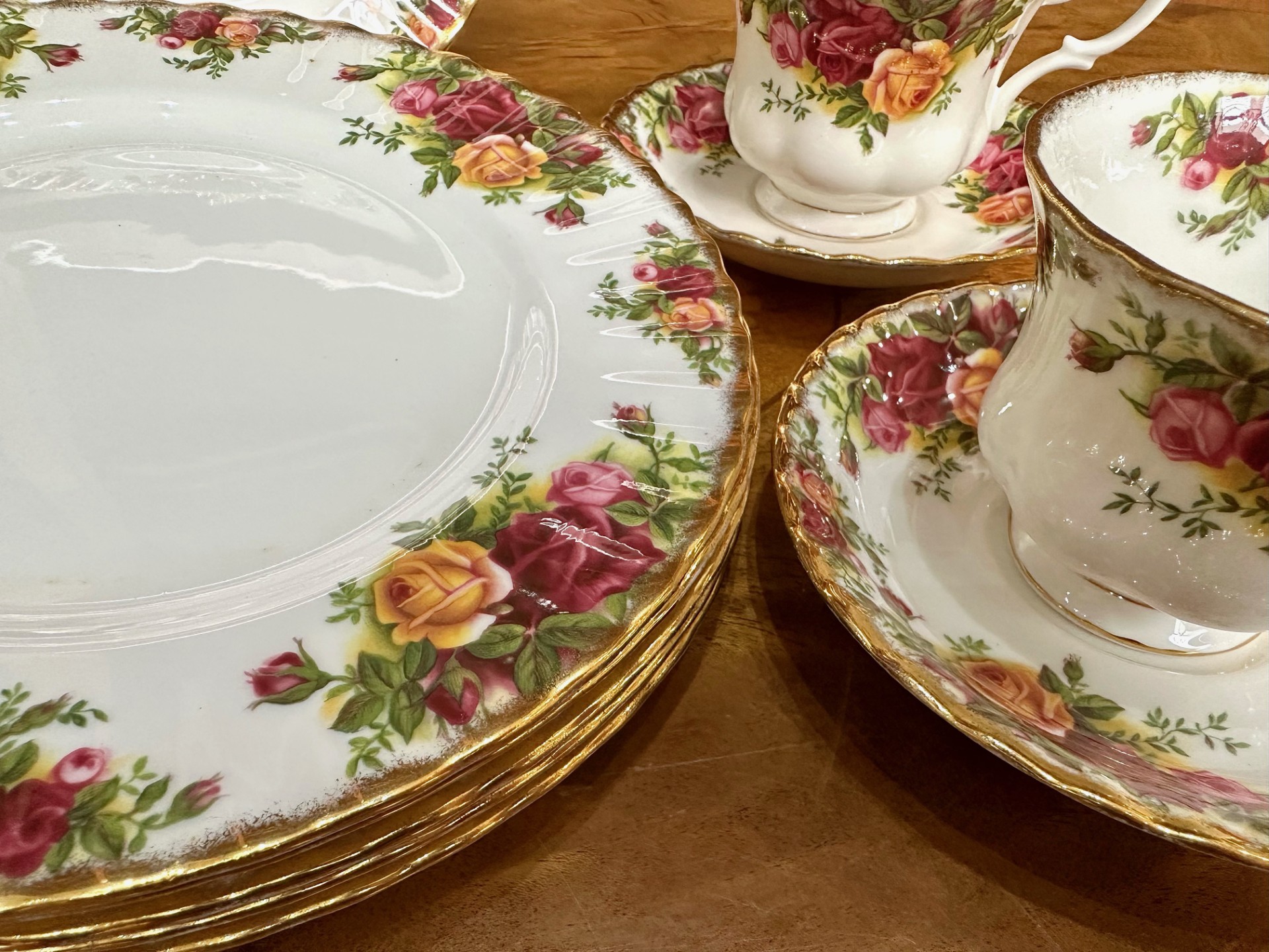 Royal Albert 'Old Country Roses' Set, comprising four cups, four saucers and six sandwich/cake - Bild 3 aus 4