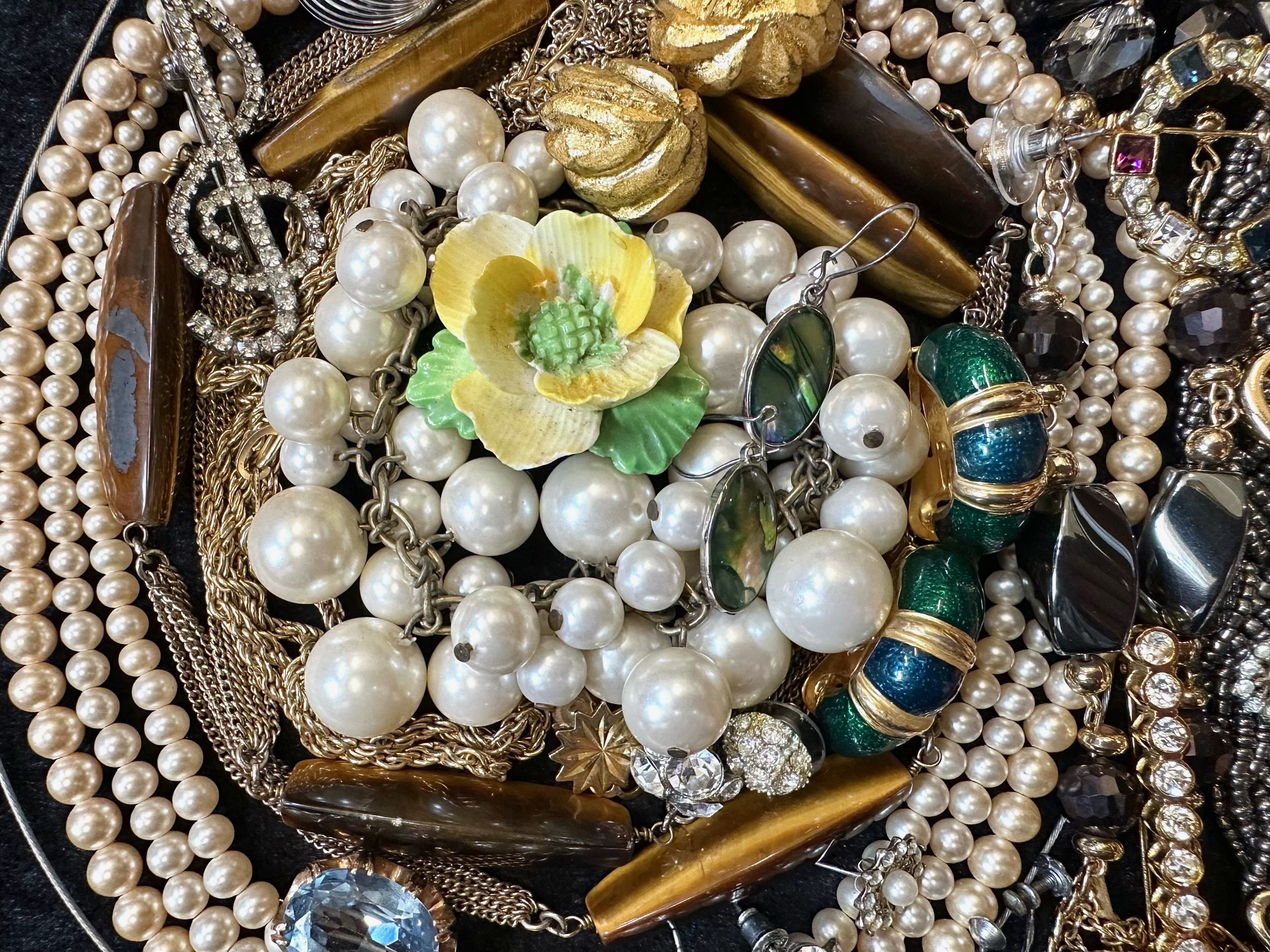 Collection of Vintage Costume Jewellery, comprising beads, pearls, pendants, brooches, earrings, - Image 3 of 5