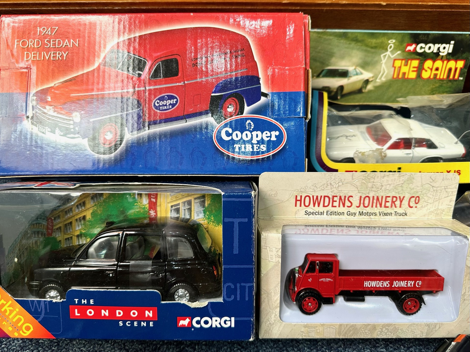 A Collection of Loose and Boxed Cars to include Corgi The London Scene, Cooper Tires 1947 Ford Sedan - Bild 5 aus 5