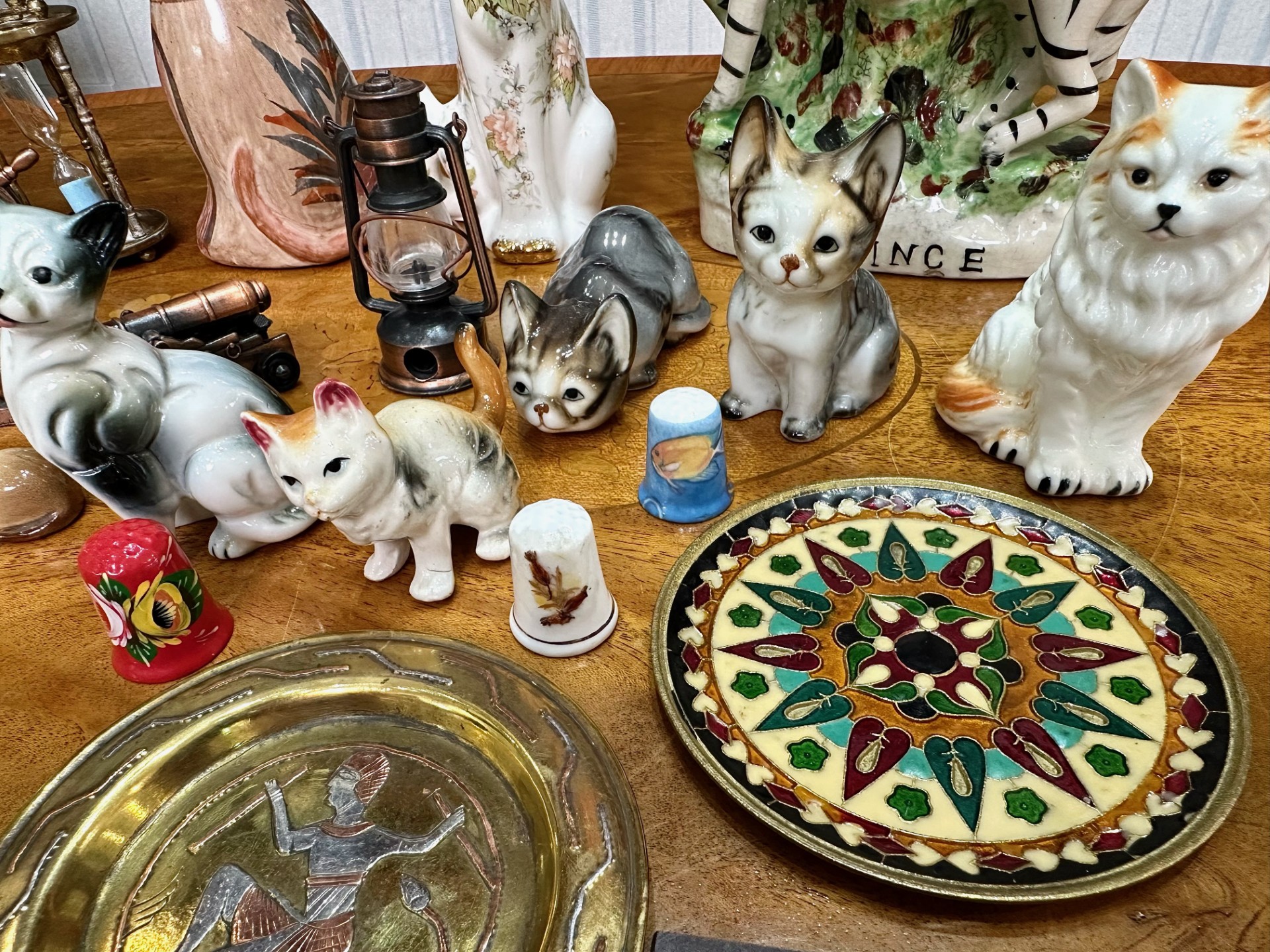 Box of Mixed Collectibles, including eight cat figures of various shapes and sizes, three novelty - Bild 3 aus 5