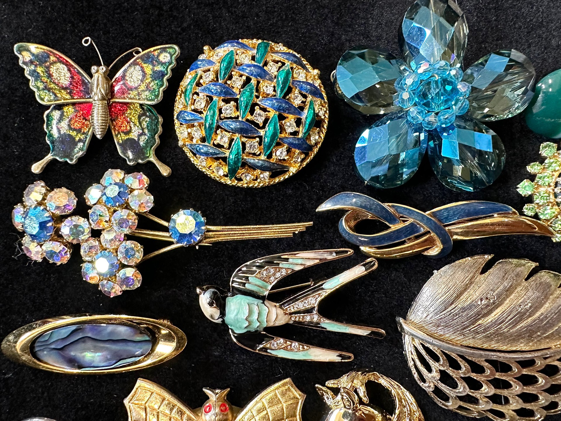 Large Collection of Vintage Brooches. costume jewellery, full of stone set and enamel brooches etc. - Image 4 of 4