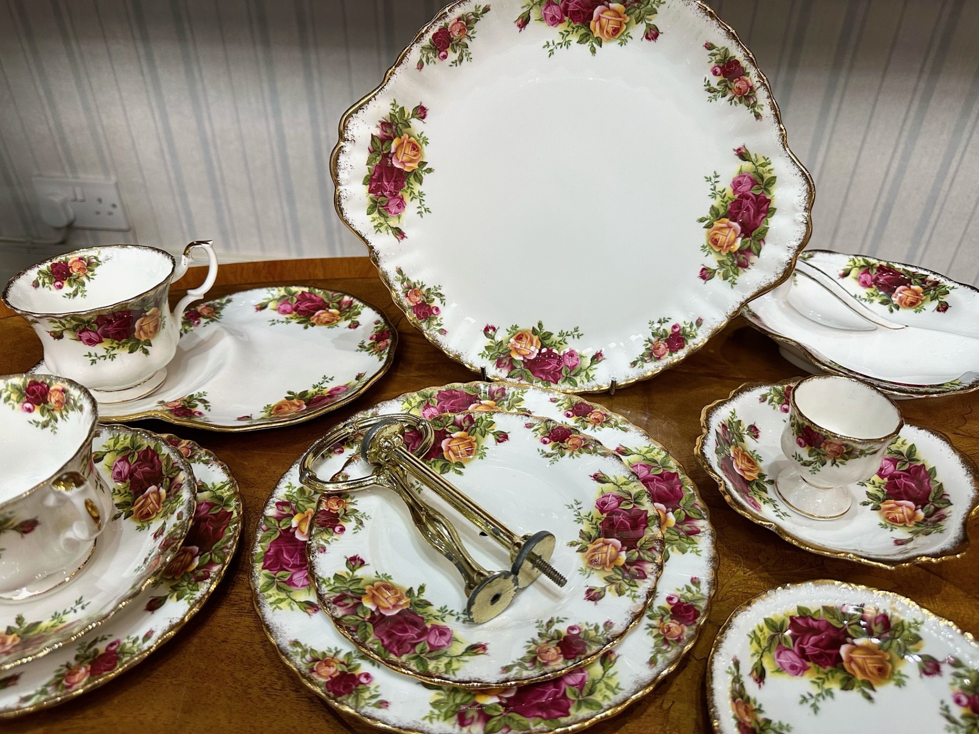 Royal Albert 'Old Country Roses' Tea Set, comprising eight teacups, seven saucers, nine side plates, - Image 3 of 3
