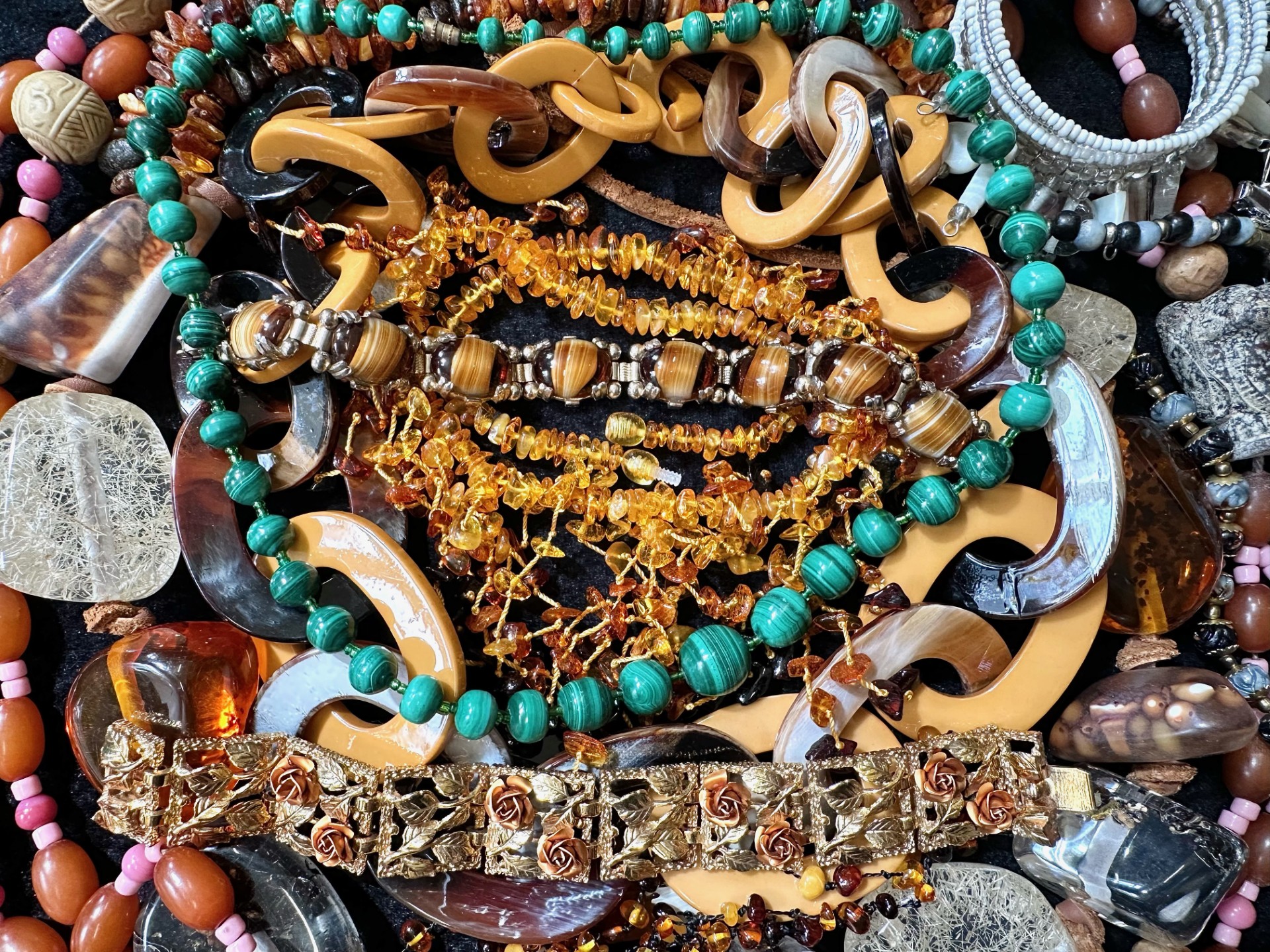 Costume jewellery amber - malachite - glass necklaces. large amount of costume jewellery, - Image 3 of 4