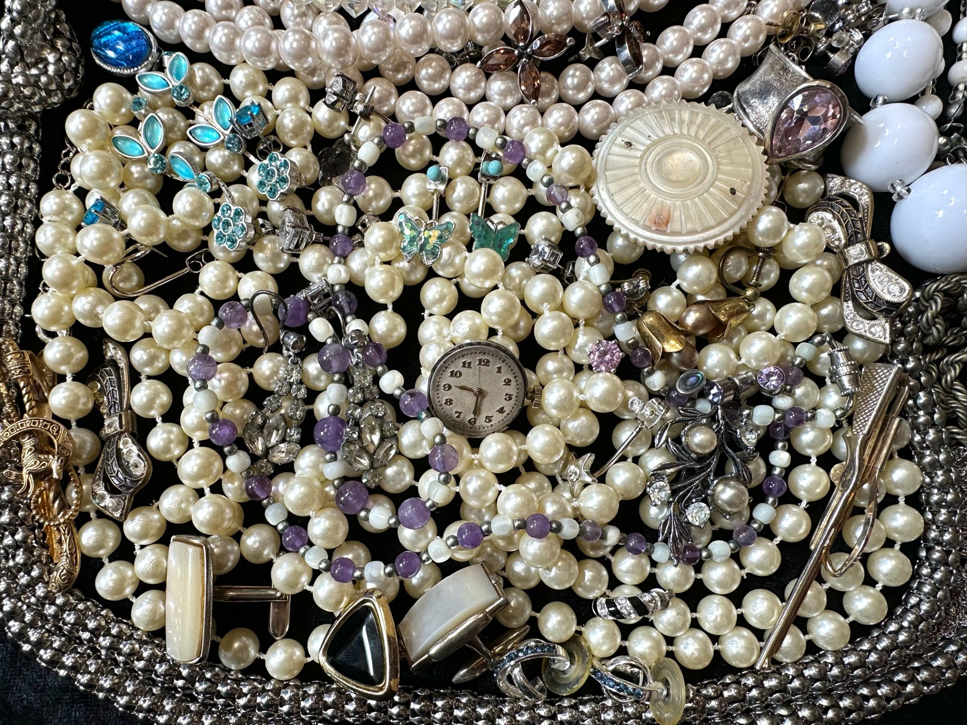 Collection of Costume Jewellery, comprising bracelets, bangles, brooches, pearls, chains, beads, - Image 3 of 3