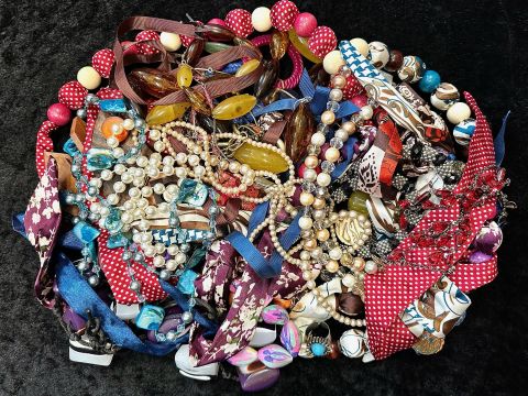 Box of Vintage Costume Jewellery, comprising assorted beads, pearls, necklaces, bracelets, etc.