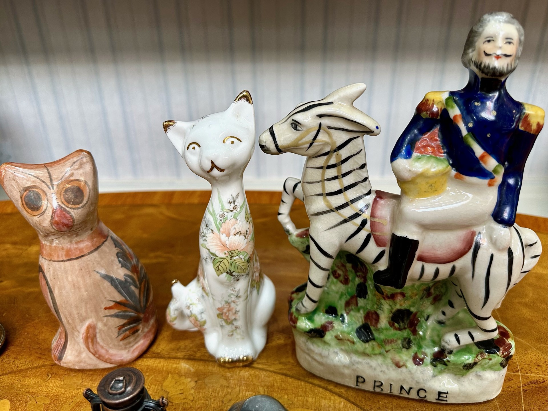 Box of Mixed Collectibles, including eight cat figures of various shapes and sizes, three novelty - Bild 4 aus 5