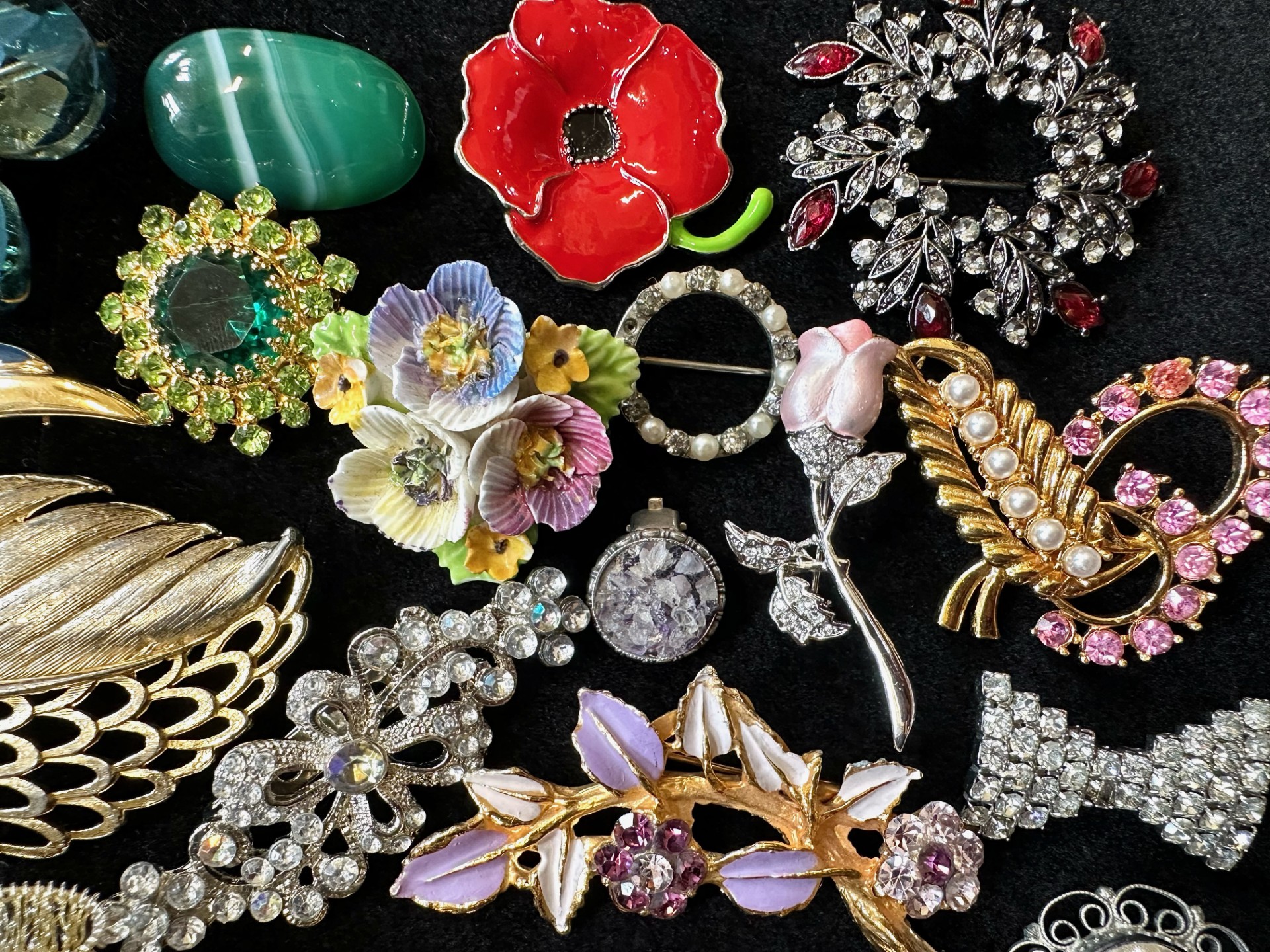 Large Collection of Vintage Brooches. costume jewellery, full of stone set and enamel brooches etc. - Image 3 of 4