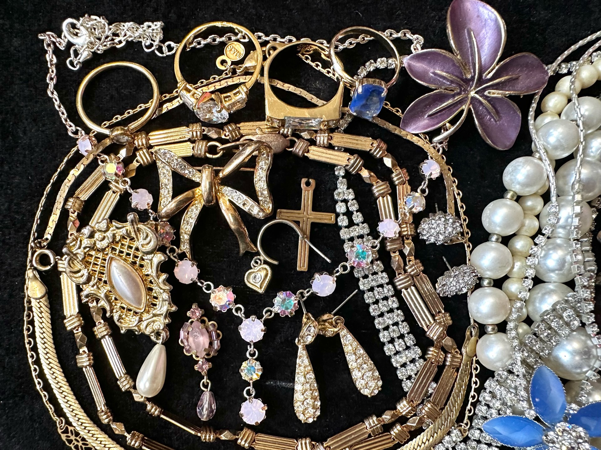 A Collection of Vintage Costume Jeweller - Image 3 of 10