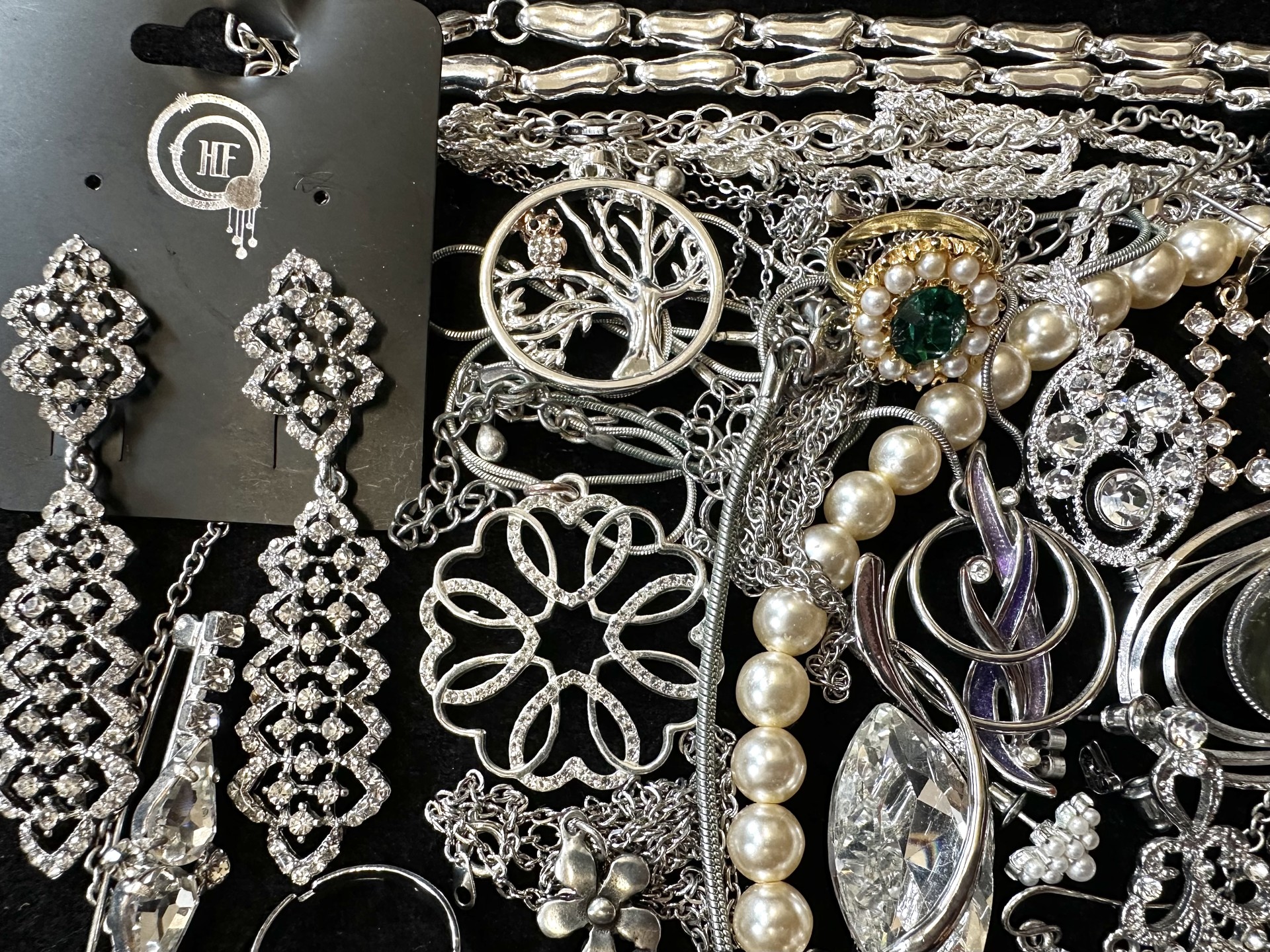 A Collection of Vintage Costume Jeweller - Image 5 of 12