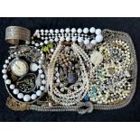 Collection of Costume Jewellery, compris