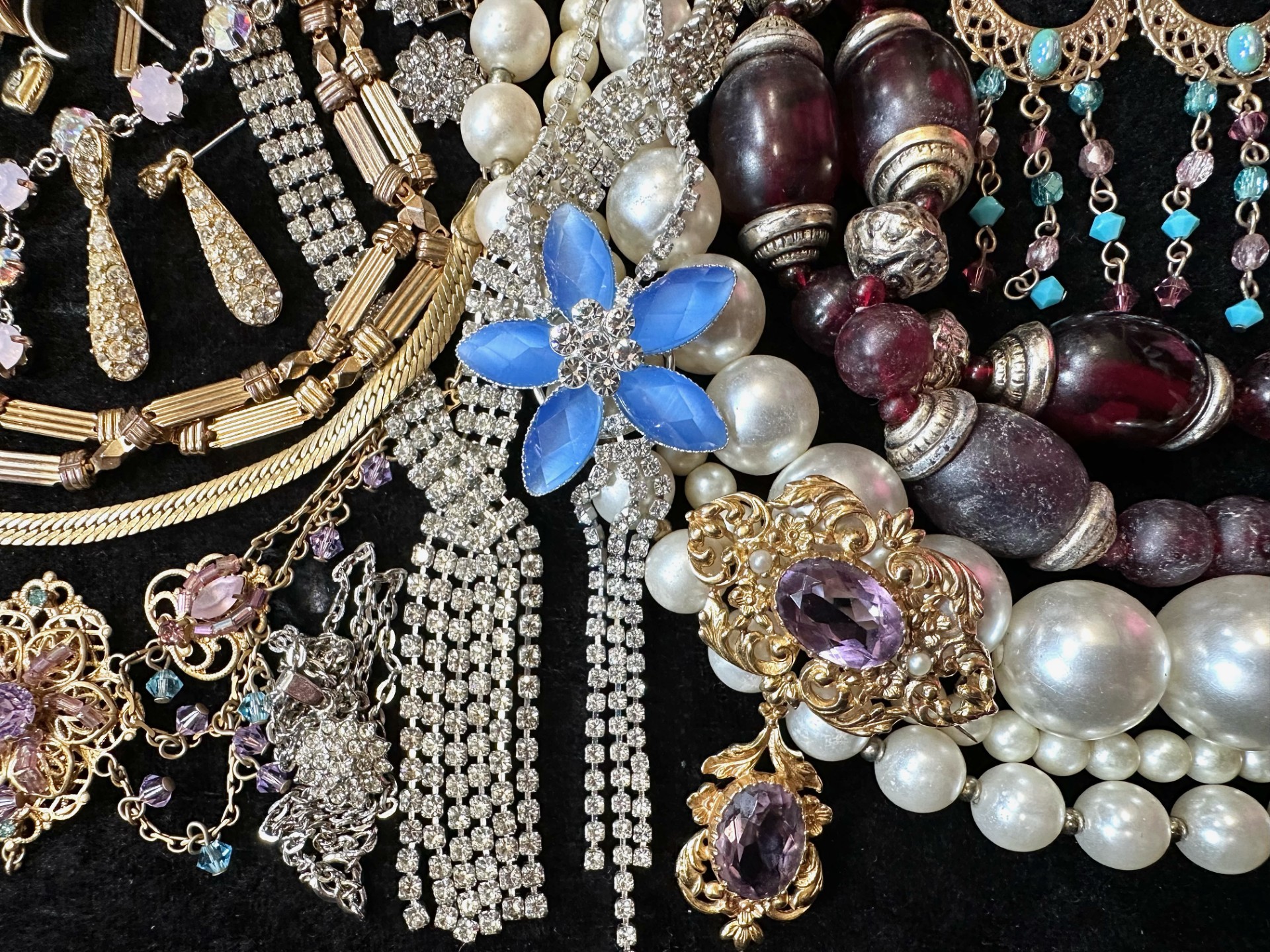A Collection of Vintage Costume Jeweller - Image 2 of 10